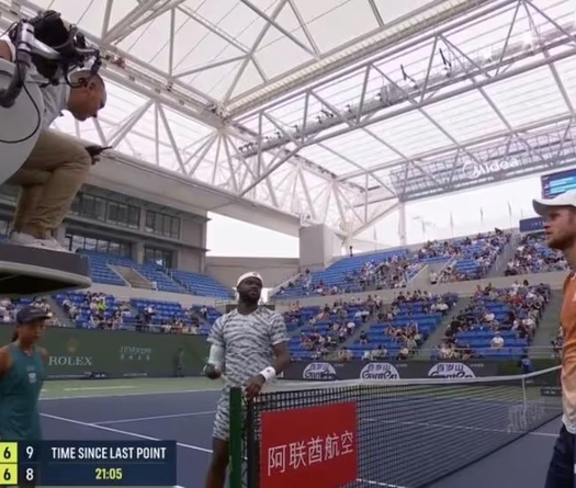 Hỗn loạn tại Shanghai Masters 2025: Đèn LED nhấp nháy khiến trận quần vợt bị gián đoạn 22 phút