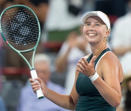 Lối chơi tinh tế giúp "thần đồng" Na Uy Clara Tauson loại đối thủ khó chịu để vào bán kết giải quần vợt Abu Dhabi