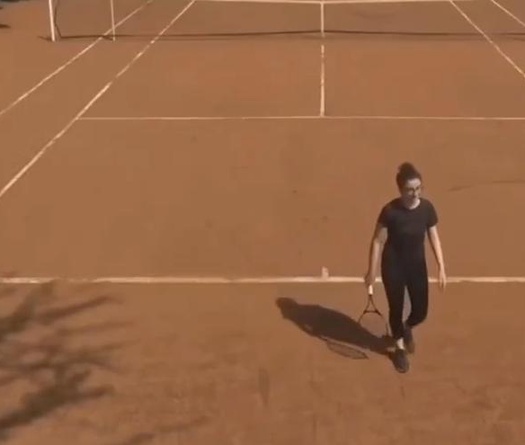 Giải quần vợt quốc tế nhỏ bé ở Kenya bỗng dưng nổi tiếng do trao suất đặc cách cho tay vợt đánh như mới biết chơi