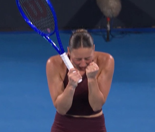 Quần vợt Brisbane 2026: Kostyuk gây bất ngờ lớn, Pegula thắng trận marathon thứ 10