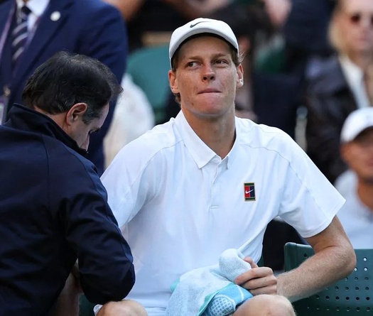 Chấn thương mới nhất của số 1 thế giới Jannik Sinner sau trận đấu quần vợt Wimbledon 2025 may mắn có thể gây sốc