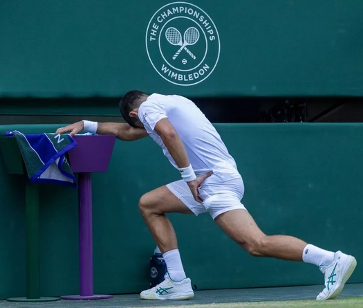 Novak Djokovic thừa nhận chấn thương trước trận bán kết giải quần vợt Wimbledon 2025