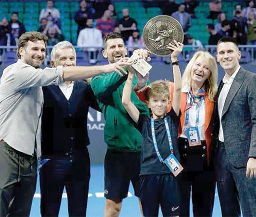 Novak Djokovic giành ngôi vô địch đầy kịch tính để lập các kỷ lục quần vợt và vượt Roger Federer