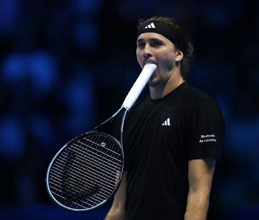 Alexander Zverev tỏ ra khó chịu với câu hỏi sau khi thua Jannik Sinner ở giải quần vợt ATP Finals 2025