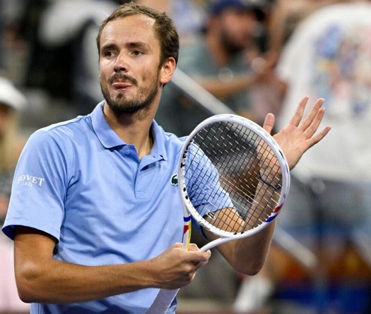 Daniil Medvedev "giải mã" Carlos Alcaraz: Khi bản lĩnh kinh nghiệm đánh bại sức trẻ tại quần vợt Indian Wells 2026