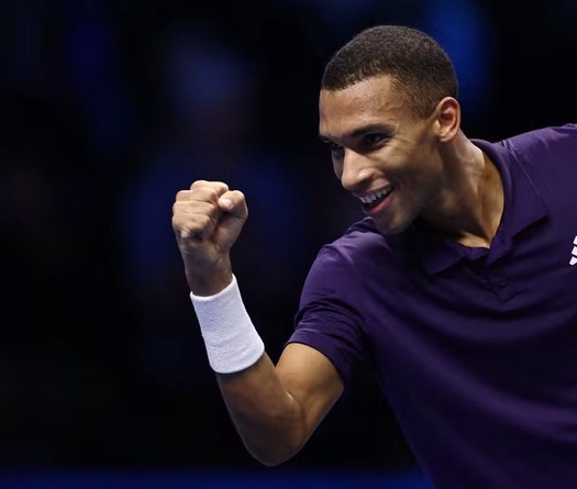 Auger-Aliassime vào bán kết giải quần vợt ATP Finals với chiến thắng sít sao trước Zverev