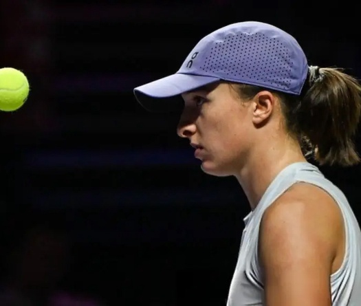 Iga Swiatek lên tiếng khi mất ngôi số 1 thế giới quần vợt đơn nữ vào tay Aryna Sabalenka năm 2025