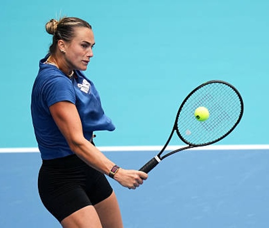 Sabalenka vượt "thử thách kép" tại quần vợt Miami Open: Khi đẳng cấp số 1 thế giới thắng cả đối thủ lẫn thời tiết
