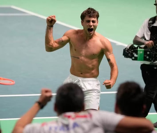 Flavio Cobolli giành chiến thắng kinh điển tại giải quần vợt Davis Cup, đưa đương kim vô địch Ý trở lại chung kết