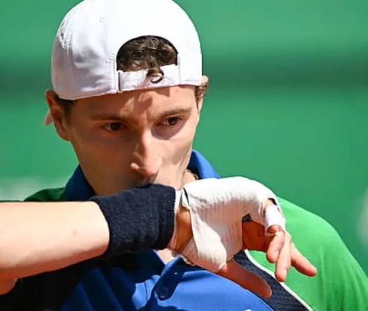 Ugo Humbert trải lòng về chấn thương "ngớ ngẩn" và quyết định tiếp tục thi đấu quần vợt ngu ngốc của mình