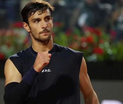 Lorenzo Musetti đánh bại Taylor Fritz để tiến vào tứ kết giải quần vợt Úc mở rộng gặp Novak Djokovic