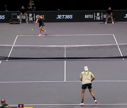 Trận đấu quần vợt biểu diễn “Cuộc chiến giữa hai giới” nhận nhiều chỉ trích khi Nick Kyrgios đánh bại Aryna Sabalenka