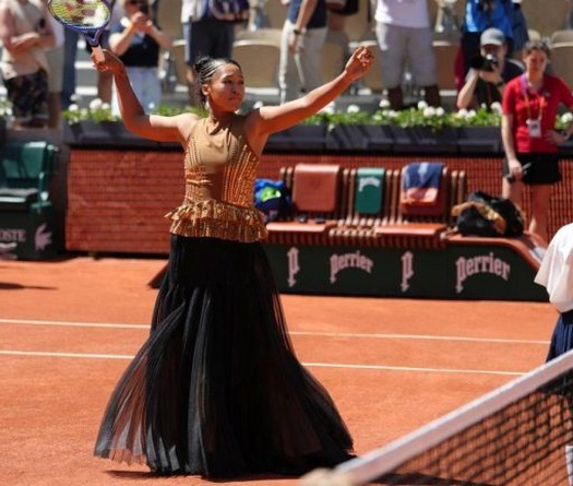 Giải quần vợt Pháp Mở rộng 2026: Naomi Osaka gây chú ý bằng trang phục đính kim sa trước khi vào vòng 2