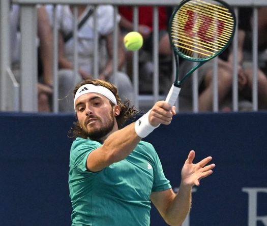 Tsitsipas bực tức vì những cú giao bóng dưới cánh tay khiến anh bị loại khỏi giải quần vợt US Open 2025