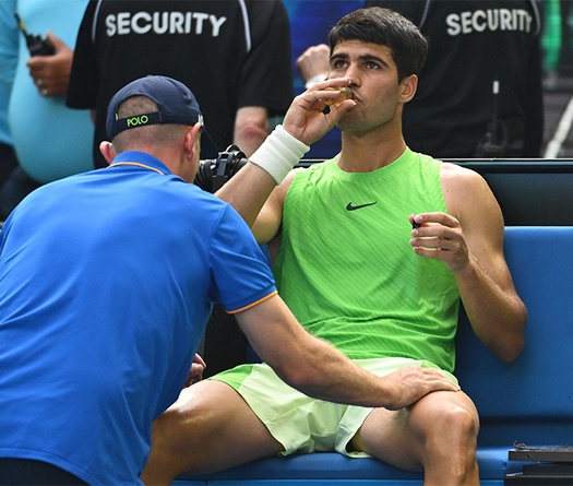 Zverev nổi đóa, tố Alcaraz "chơi chiêu" để thắng trận bán kết dài nhất tại giải quần vợt Australian Open 2026