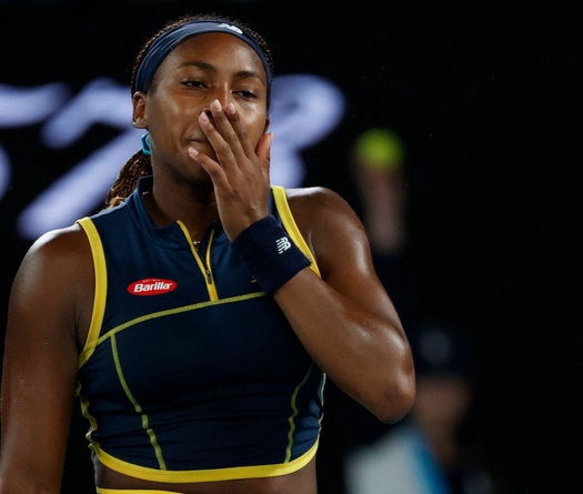Tennis Australian Open 2024: "Thần đồng" Mỹ Coco Gauff vừa thua liền bị hối thúc tập cú giao bóng