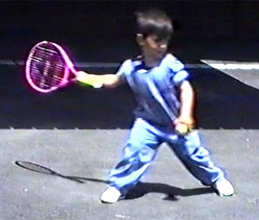 Vô địch Wimbledon lần thứ 7: Djokovic khởi đầu với chiếc vợt tennis màu hồng, vì sao?