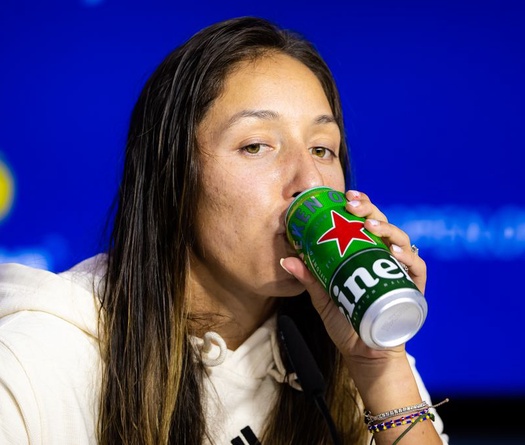 Uống bia ở họp báo US Open, sao tennis nữ con đại gia không có hợp đồng quảng cáo cho Heineken là quá phí