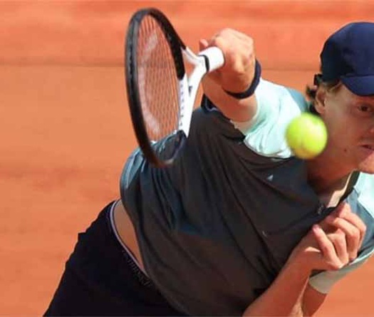 Quần vợt Italian Open 2026: Jannik Sinner tiến vào vòng 3 sau trận đấu 2 lần bị gián đoạn vì sự cố y tế
