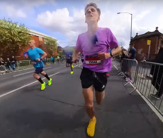 Chàng trai lập kỷ lục thế giới chạy marathon dưới 3 giờ bằng “dép sục” Crocs