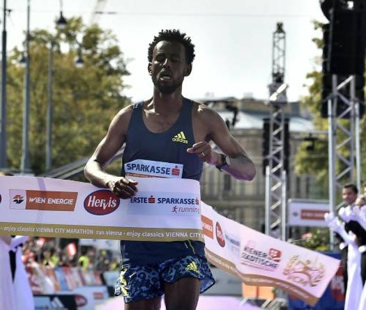 VĐV chạy marathon mất chức vô địch vì… đế giày