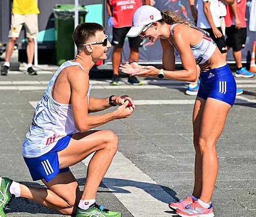 Cặp VĐV Slovakia cầu hôn nhau ngay trên vạch đích đi bộ 35km giải điền kinh thế giới 2023