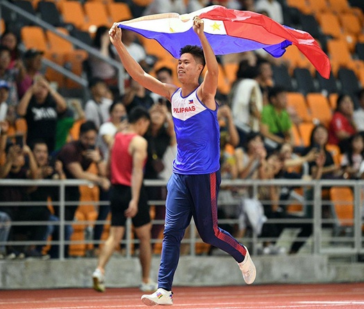 Vua nhảy sào Philippines EJ Obiena “thoát hiểm cửa hẹp” dự SEA Games 31