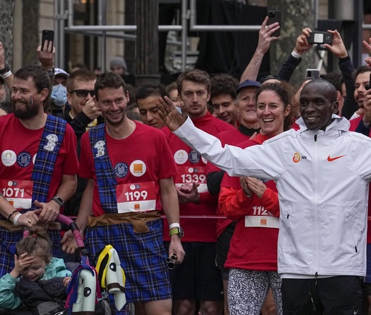 “Vua marathon” Eliud Kipchoge chạy 5km đếm ngược 1000 ngày tới Olympic Paris 2024