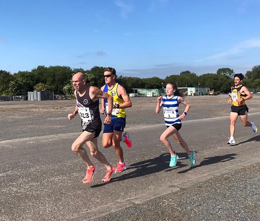 Cô bé 12 tuổi phá kỷ lục thế giới chạy 5km