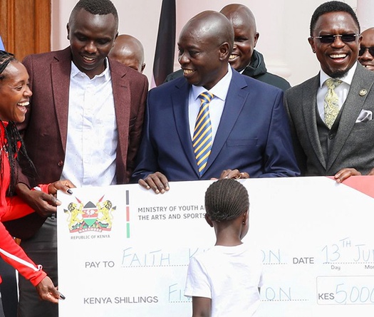 Giống Nguyễn Thị Oanh, cô gái Kenya được thưởng nhà và tiền mặt khi lập 2 kỷ lục thế giới điền kinh