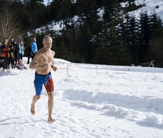 Người đàn ông phá kỷ lục thế giới chạy bán marathon chân trần trên tuyết
