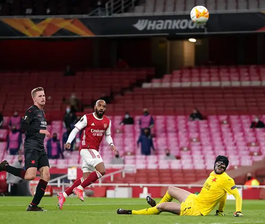 CĐV Arsenal choáng khi Lacazette bỏ lỡ cơ hội mười mươi