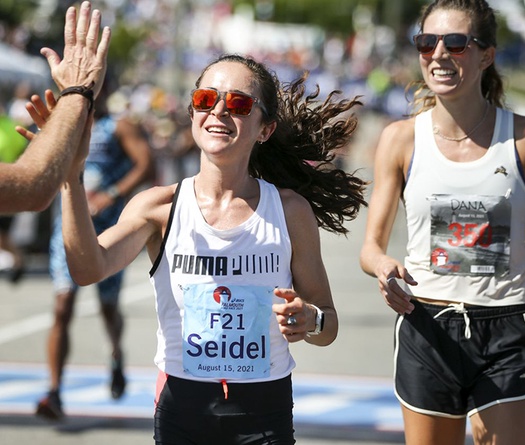 Cô gái giành HCĐ marathon Olympic Tokyo cố tình chạy cuối một cuộc thi vì lý do đặc biệt