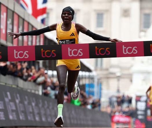 Ngôi sao điền kinh Kenya phá kỷ lục thế giới chạy 42,195km “toàn nữ” tại London Marathon 2024