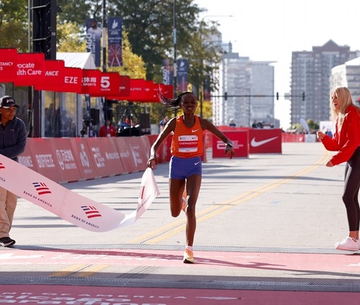 Người phụ nữ thứ hai trong lịch sử chạy marathon dưới 2 giờ 15 phút