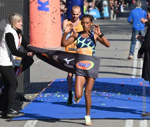 Cô gái khiếm thị chạy bán marathon với thông số đáng kinh ngạc