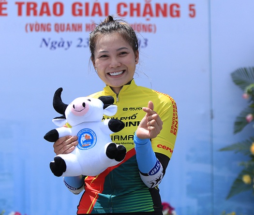 “Bóng hồng” Phương Dung ghi điểm áo hồng hoa khôi giải Biwase 2021