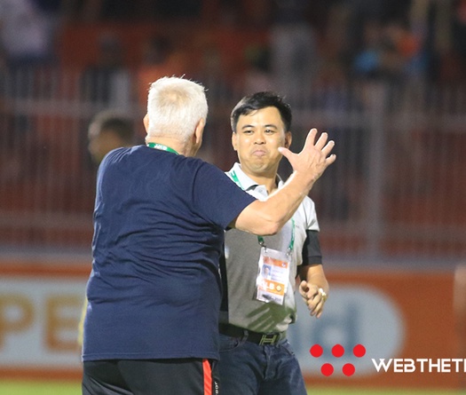 Màn ăn mừng độc lạ của "bố già" Petrovic trên sân Quy Nhơn
