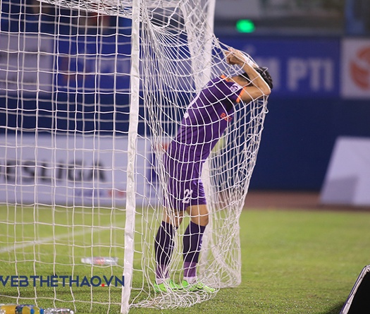 Đánh mất bản năng "sát thủ", Tiến Linh còn nhận thẻ vì thiếu kiềm chế