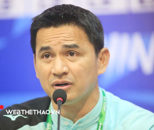 HLV Kiatisuk: Thua ba bàn, hàng thủ phải tập luyện nhiều hơn