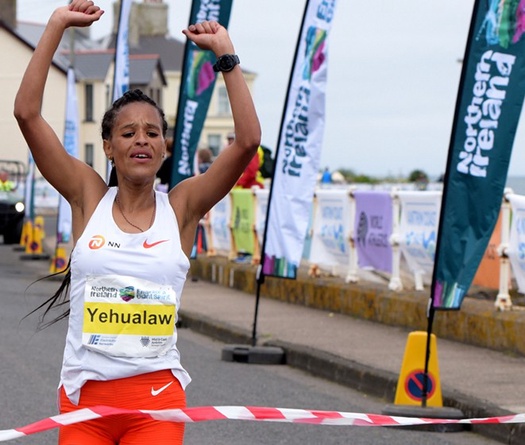 Cô gái Ethiopia phá sâu kỷ lục thế giới chạy bán marathon