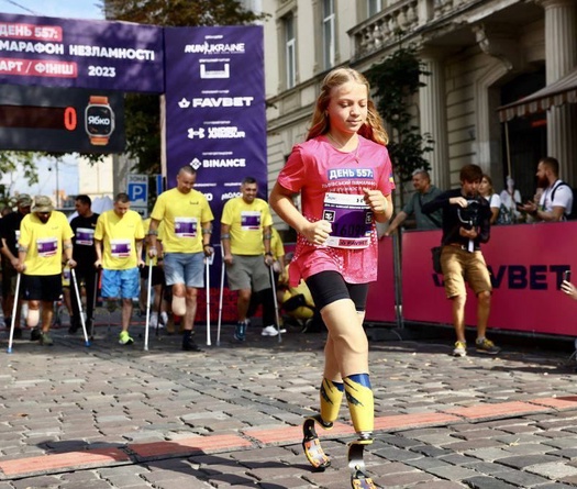 Cô bé 12 tuổi mất chân vì đạn pháo Nga tấn công, chạy bằng chân giả tại giải bán marathon Ukraine
