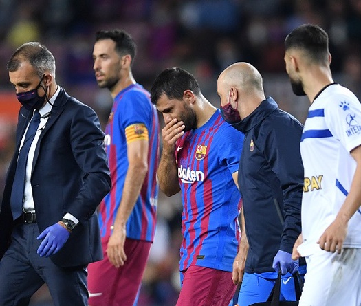 Barca lo lắng sau khi Aguero phải rời sân và nhập viện