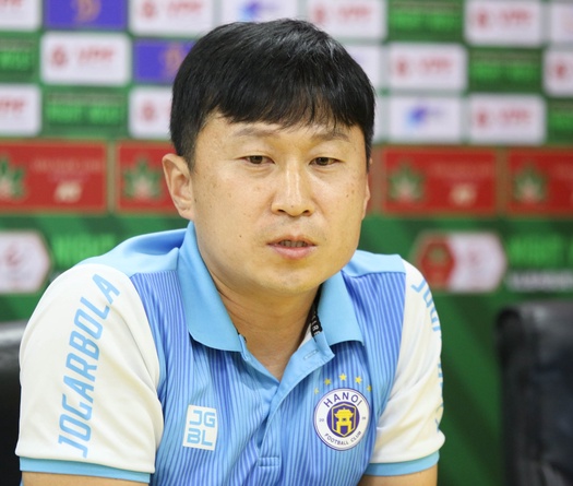 Duy Mạnh nhận thẻ đỏ, HLV Chun Jae Ho cầu xin truyền thông công tâm với cầu thủ Hà Nội