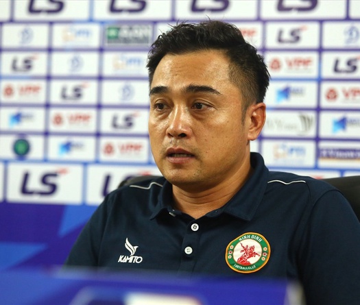 HLV Đức Thắng khó hiểu vì sao Jermie Lynch nhận thẻ đỏ dù bị Duy Mạnh “tấn công bằng hành vi”