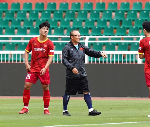 Biểu cảm đối lập của HLV Park Hang Seo và các cầu thủ ĐTVN trong buổi tập đầu tiên