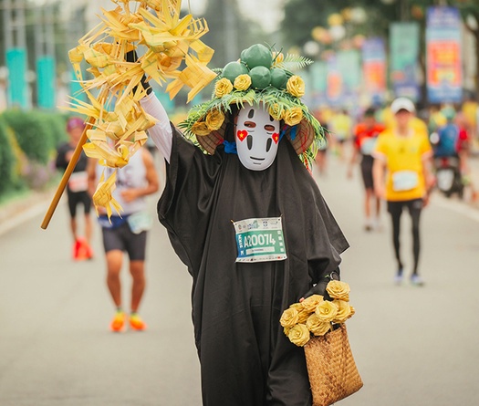 Chàng trai mang hoa hồng, chim, côn trùng tết bằng lá dừa vào màn hóa trang độc lạ ở Bepharco Bến Tre Marathon 2023