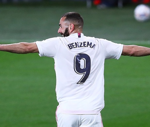 Benzema san bằng kỷ lục của Raul và gây sức ép với Messi