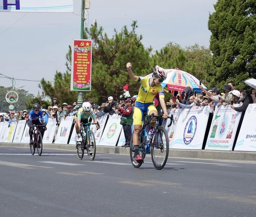 Cua-rơ ngoại lấn lướt ở chặng 5 giải đua xe đạp nữ Bình Dương 2024