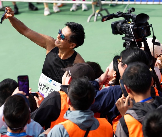 Kỷ lục gia marathon Hoàng Nguyên Thanh khoe khoảnh khắc chung khung hình với tài tử Châu Nhuận Phát